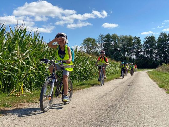 Organisation d'une journée en vélo sur la voie verte avec un groupe d'enfants de l'accueil de loisirs.